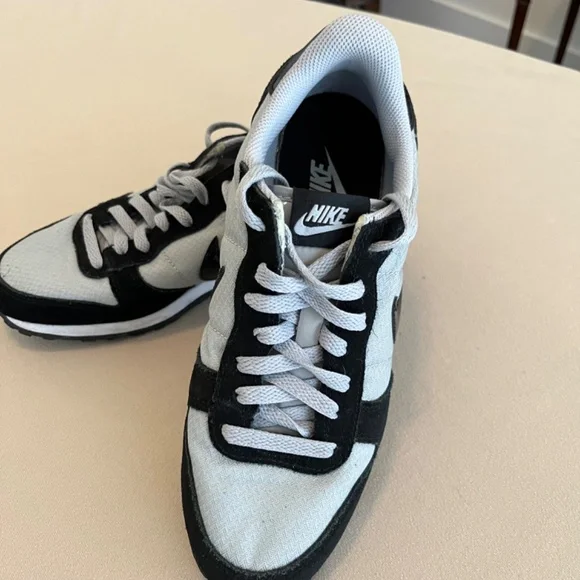 Nike Women’s Genicco Trainers - Picture 5 of 6